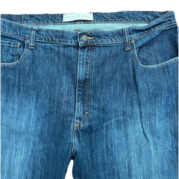 Wrangler Men’s 42x32 Straight Leg Advanced Comfort Denim Blue Jeans Vintage EUC - Picture 2 of 8